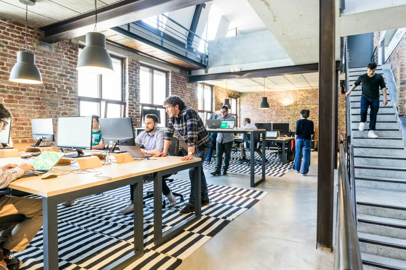 Helles Loft-Büro mit einem Team bei der Arbeit