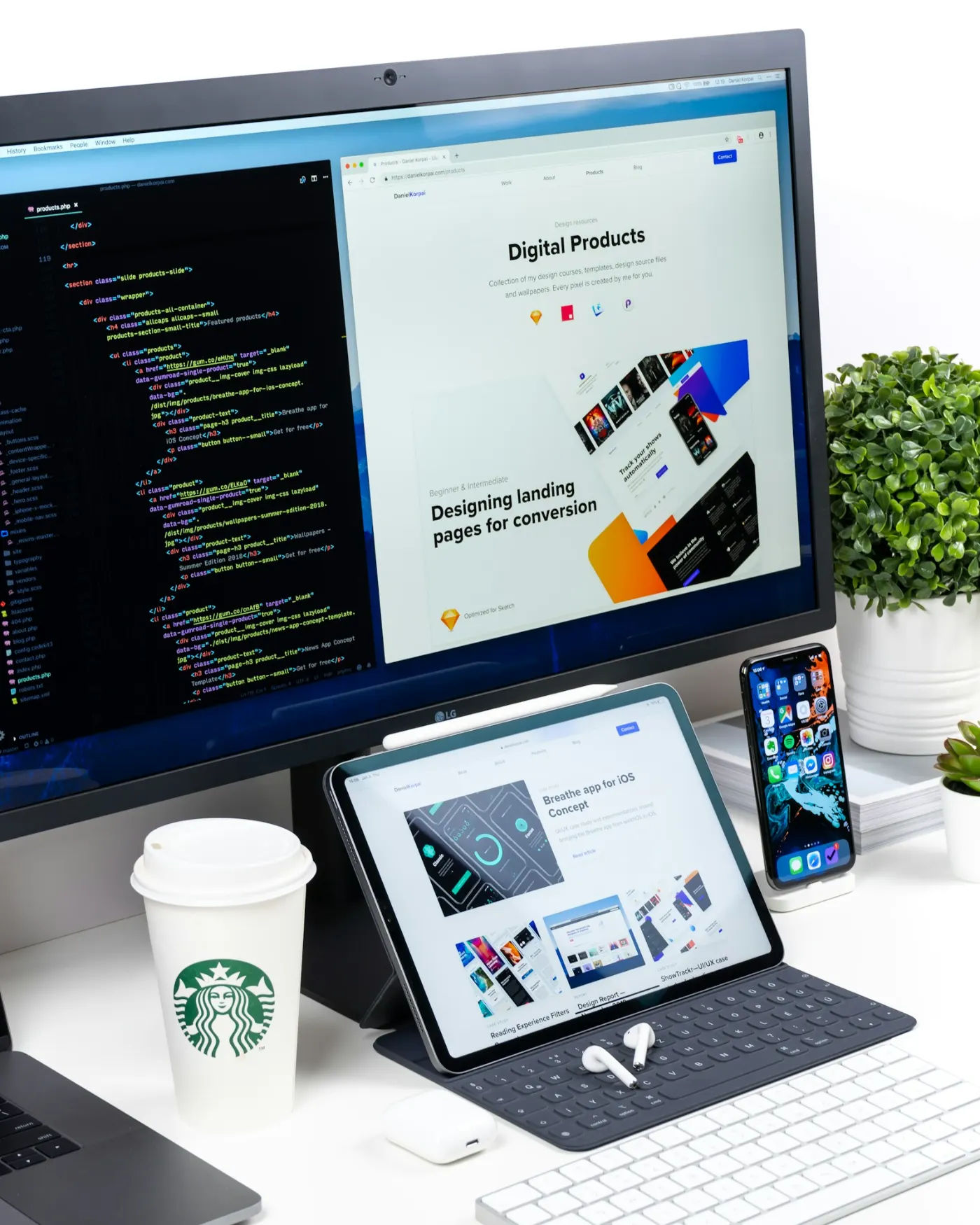 Schreibtisch mit Code auf dem Monitor und einem Landingpage-Entwurf auf Tablet und Smartphone
